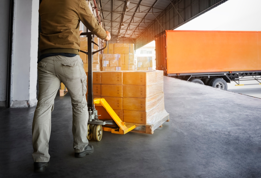 Workers,Unloading,Packaging,Boxes,On,Pallets,Into,The,Cargo,Container